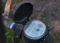 Denuncian vecinos instalación de medidores de agua sin pedir autorización en Hermosillo