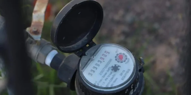 Denuncian vecinos instalación de medidores de agua sin pedir autorización en Hermosillo