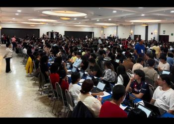 No fue en papel: la UNAM aplica su examen presencial de control con computadoras