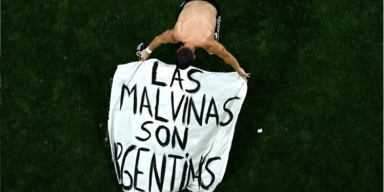 FIFA sanciona a Argentina por pancarta de las Malvinas e incidentes en el Mundial