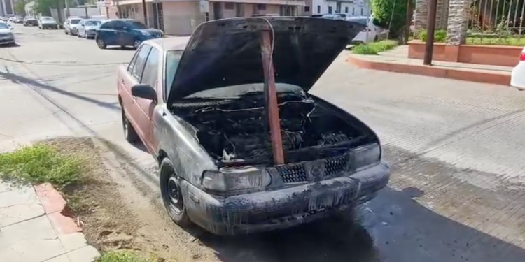 Daños de Consideración Deja Vehículo Incendiado en el Centro de Hermosillo