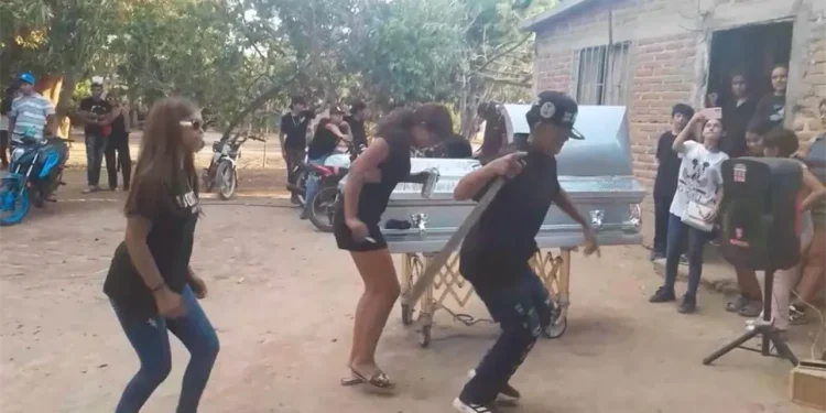 Con huapangos, machetes, cerveza y motos, “macheteros” despiden en Ahome a joven asesinado en Sonora