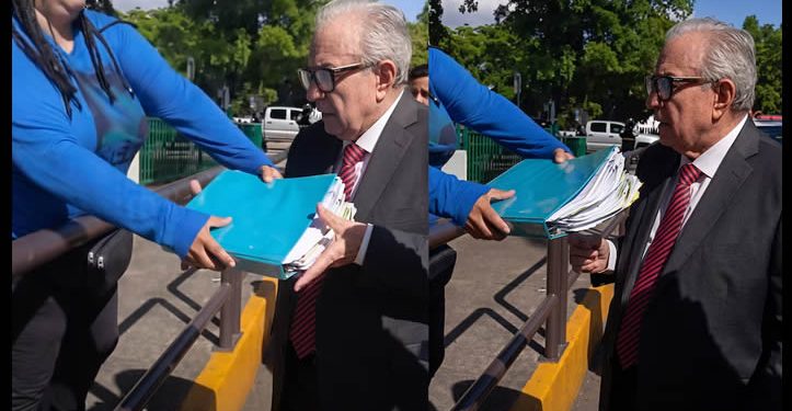 Madres buscadoras reciben a Rocha Moya con carpeta de investigación sobre desaparecidos a su regreso a Palacio de Gobierno en Sinaloa