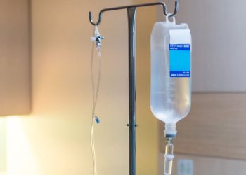 Denuncian presunta detención ilegal y fabricación de delitos a exempleado vinculado al caso de sueros vitaminados
