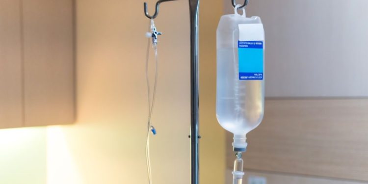 Denuncian presunta detención ilegal y fabricación de delitos a exempleado vinculado al caso de sueros vitaminados