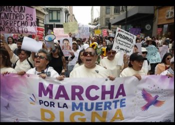 Primera marcha por la legalización de la eutanasia es encabezada por pacientes incurables en CDMX