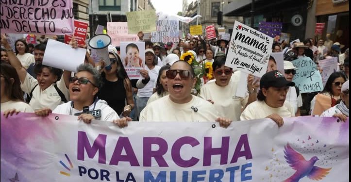 Primera marcha por la legalización de la eutanasia es encabezada por pacientes incurables en CDMX