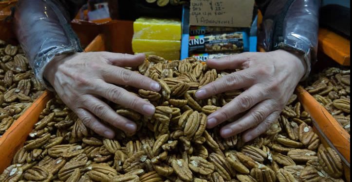 China impone aranceles del 51,6% a las nueces pecanas de México