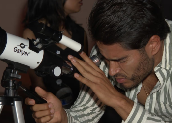 Hermosillenses se Reúnen Para Ver el Eclipse de Luna Parcial Visible Esta Noche