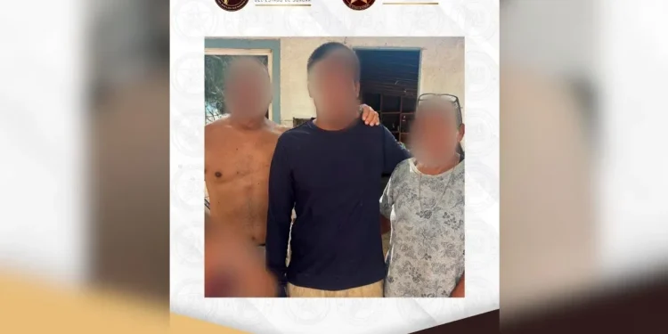 Padre encuentra a su hijo desaparecido tras viajar a Caborca