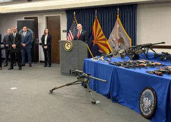 El Embajador de EU celebra desmantelamiento de red de tráfico de armas en Arizona