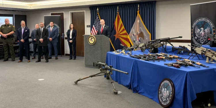El Embajador de EU celebra desmantelamiento de red de tráfico de armas en Arizona