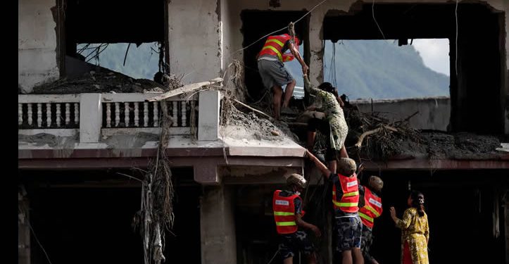 El riesgo de una segunda riada amenaza Nepal y Tíbet tras una catástrofe que deja ya al menos 584 muertos