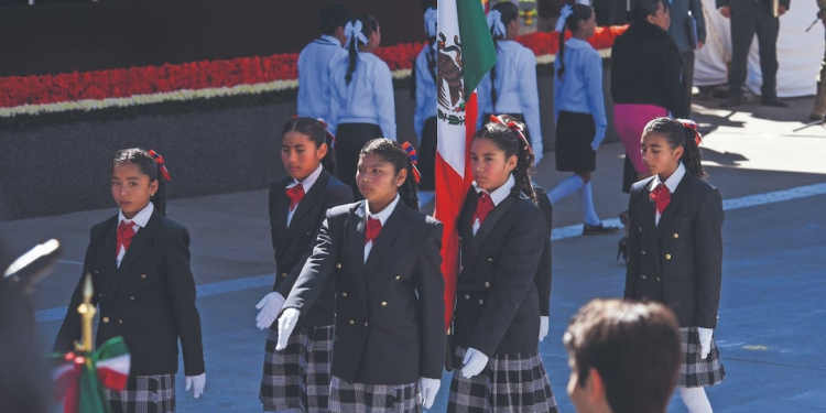 Las escoltas ya no serán de alumnos de excelencia; selección estará a cargo del Consejo Técnico Escolar