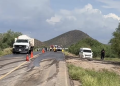 Volcadura de pipa con ácido sulfúrico obliga a cerrar carretera en Caborca; varias personas resultaron lesionadas