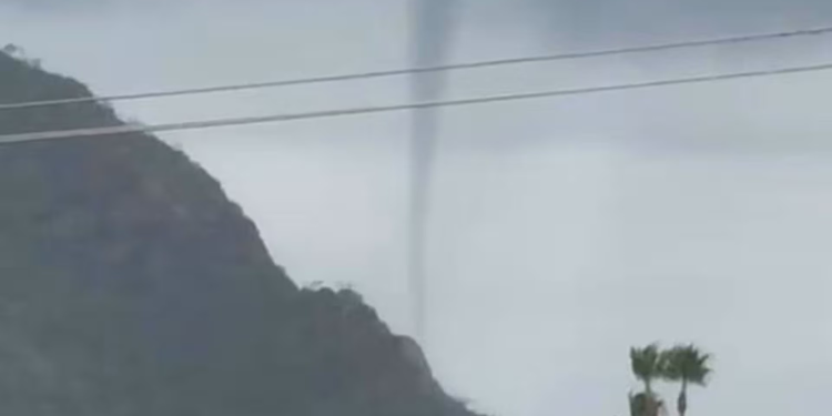 Reportan Formación de Tromba Marina en Playa de Guaymas