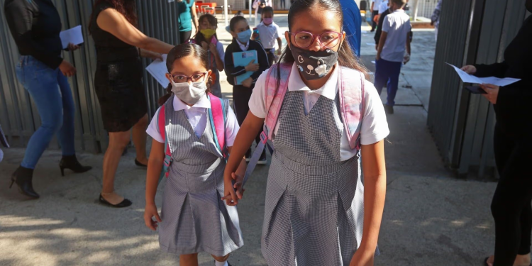 De los Celulares a las Aulas: La Generación de la Pandemia Llega a Secundaria