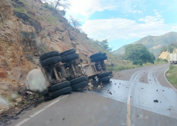 Cierre Preventivo en la Carretera Ímuris-Cananea por Volcamiento de Pipa