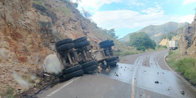 Cierre Preventivo en la Carretera Ímuris-Cananea por Volcamiento de Pipa