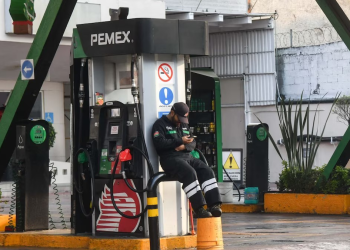 Pemex ‘electrificará’ sus gasolineras y extraerá litio de salmuera petrolera… pero hasta 2030