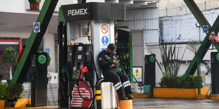 Pemex ‘electrificará’ sus gasolineras y extraerá litio de salmuera petrolera… pero hasta 2030