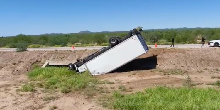 Dos Personas Lesionadas tras Volcar Tractocamión en Carretera Hermosillo-Guaymas