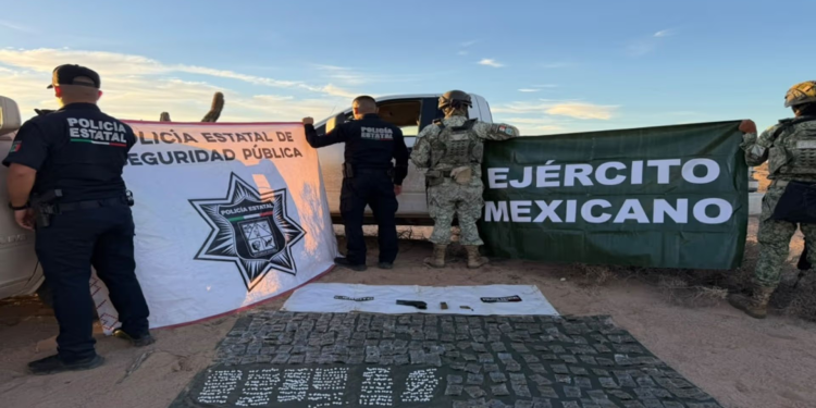 Aseguran Vehículo con Cientos de Envoltorios de Presunto Narcóticos en Caborca