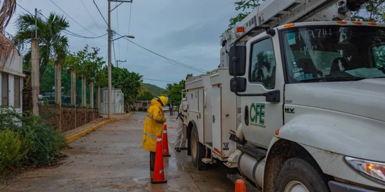 Salen brigadas de CFE Guasave hacia Sonora para encarar la emergencia por el huracán Polo