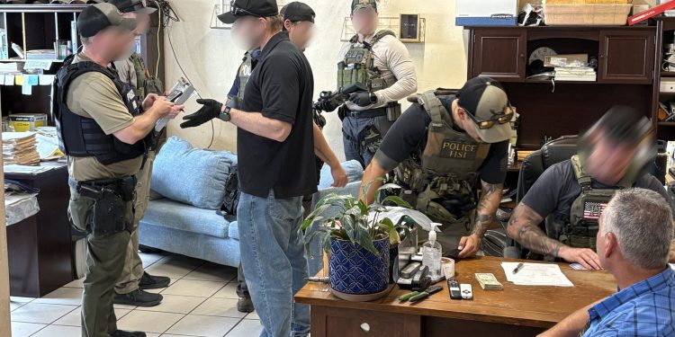 Dos mexicanos detenidos por ICE en Arizona; aseguran armas y un tráiler