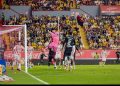 Henry Martín brilla con un triplete en la victoria del América sobre Necaxa en la Liga MX