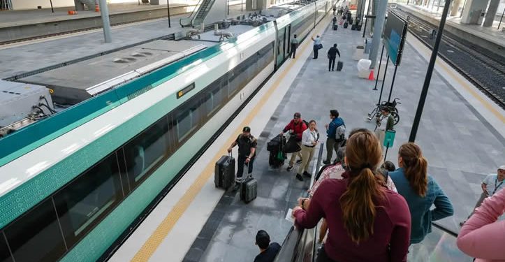Más anuncios que ingresos: AMLO convirtió a la Sedena en principal dispersor de dinero en medios