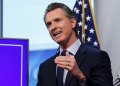 Gobernador de California firma orden ejecutiva para desarrollar “interruptor de apagado” de la IA; acusa a Trump de no hacer nada