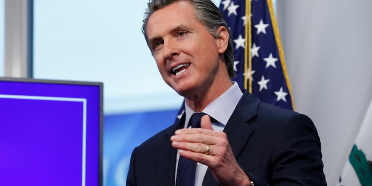 Gobernador de California firma orden ejecutiva para desarrollar “interruptor de apagado” de la IA; acusa a Trump de no hacer nada