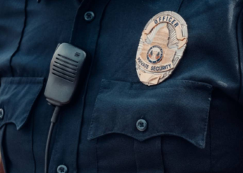 Se hacían pasar por policías: detienen a dos sujetos armados que recorrían calles de Sonora con uniformes