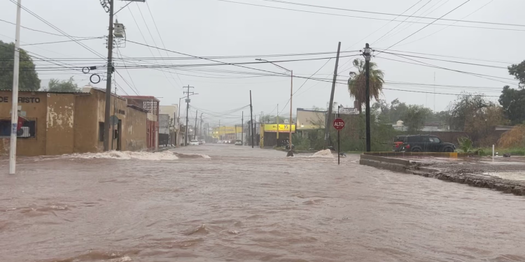 Huracán ‘Polo’ toca tierra en Guaymas, y sumerge la ciudad
