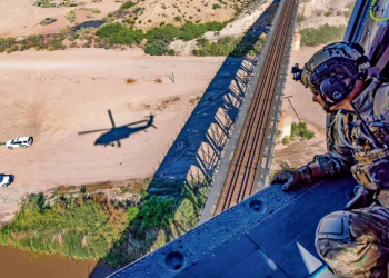 EU ha derribado al menos 100 drones de cárteles en la frontera, reporta Fox News; operativos fueron coordinados con México, asegura