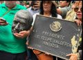 Ex electricistas de LyFC “decapitan” estatua caída de Felipe Calderón en Los Pinos