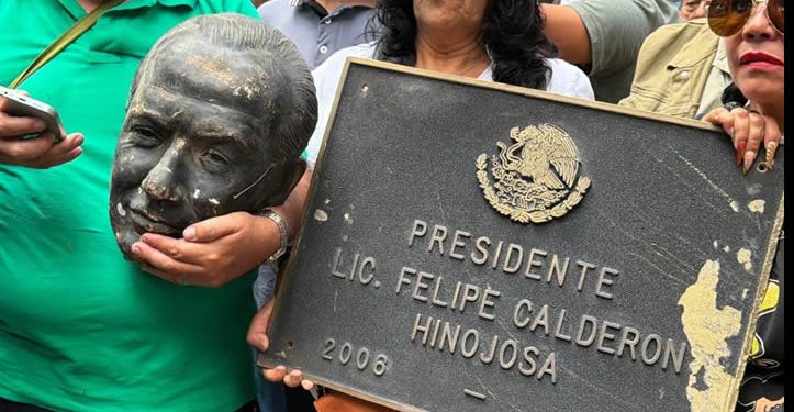 Ex electricistas de LyFC “decapitan” estatua caída de Felipe Calderón en Los Pinos