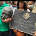 Ex electricistas de LyFC “decapitan” estatua caída de Felipe Calderón en Los Pinos