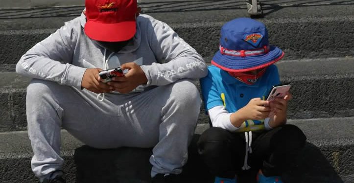 Aprueban la restricción total de teléfonos celulares en primarias y secundarias
