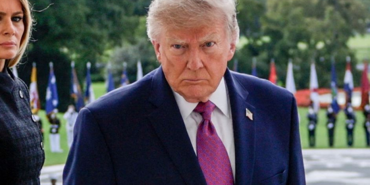 Juez de EU ordena dar acceso a la Casa Blanca a medios vetados por Trump