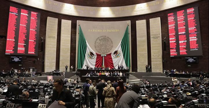 Diputados aprueban reforma que prohíbe la doble nacionalidad para ser presidente de la República