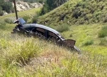 Dos Jóvenes Resultan Lesionados tras Volcar Vehículo en Hermosillo