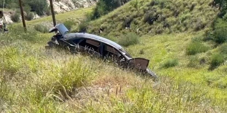 Dos Jóvenes Resultan Lesionados tras Volcar Vehículo en Hermosillo