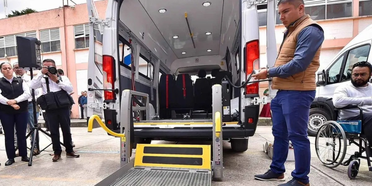 DIF Sonora recibe tres vehículos adaptados para transporte de personas con discapacidad