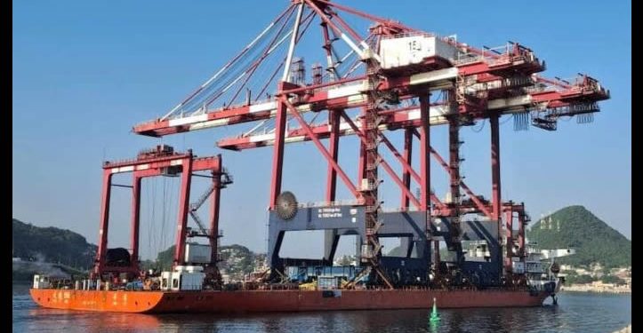 Navegan a Guaymas dos grúas portacontenedores para la modernización del puerto