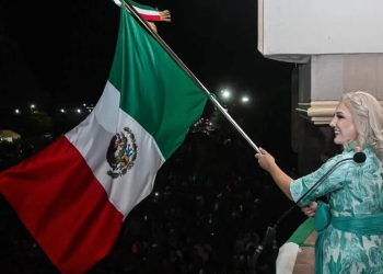 Le ‘soplan’ a Claudia Santacruz, alcaldesa de Cajeme, durante el Grito de la Independencia: “Hazle así a la bandera”