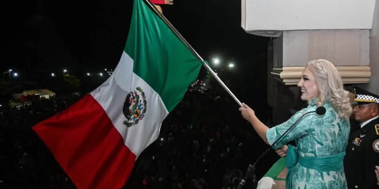 Le ‘soplan’ a Claudia Santacruz, alcaldesa de Cajeme, durante el Grito de la Independencia: “Hazle así a la bandera”