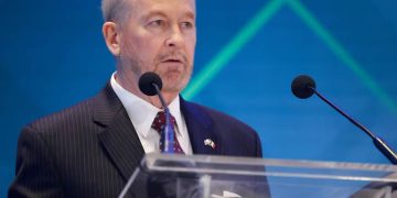 Ronald Johnson, embajador de EEUU, pide a México golpear las finanzas de los cárteles