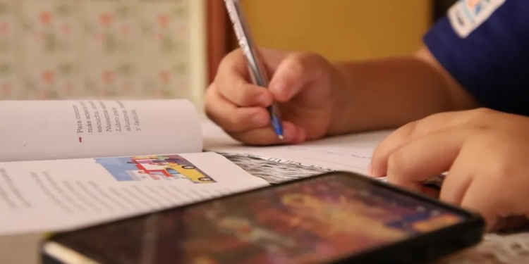 SEP publica en el DOF restricción de celulares en escuelas; evaluará medida cada seis meses